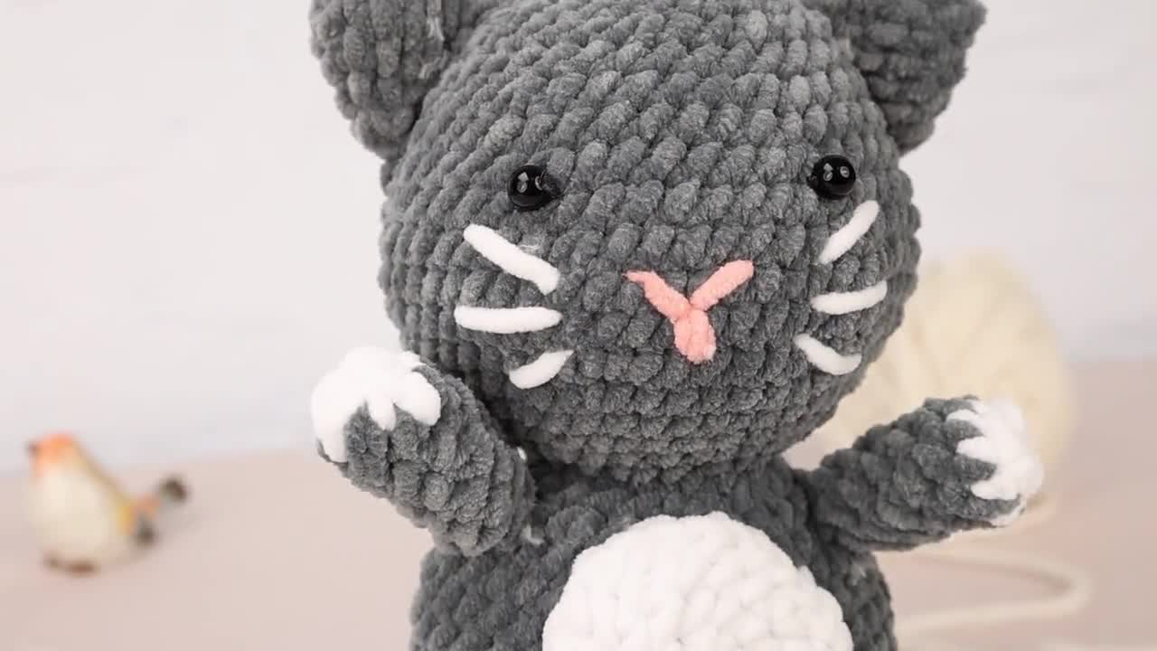 グレーのぬいぐるみ猫のかぎ針編みキット：初心者向けあみぐるみDIY